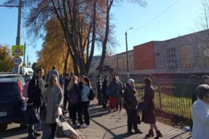 Утро в брянских школах и техникумах началось с эвакуации