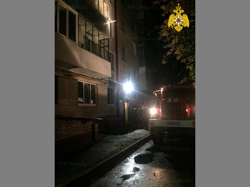 В Дятьково выгорела квартира в пятиэтажке. Обитатель квартиры спасён пожарными