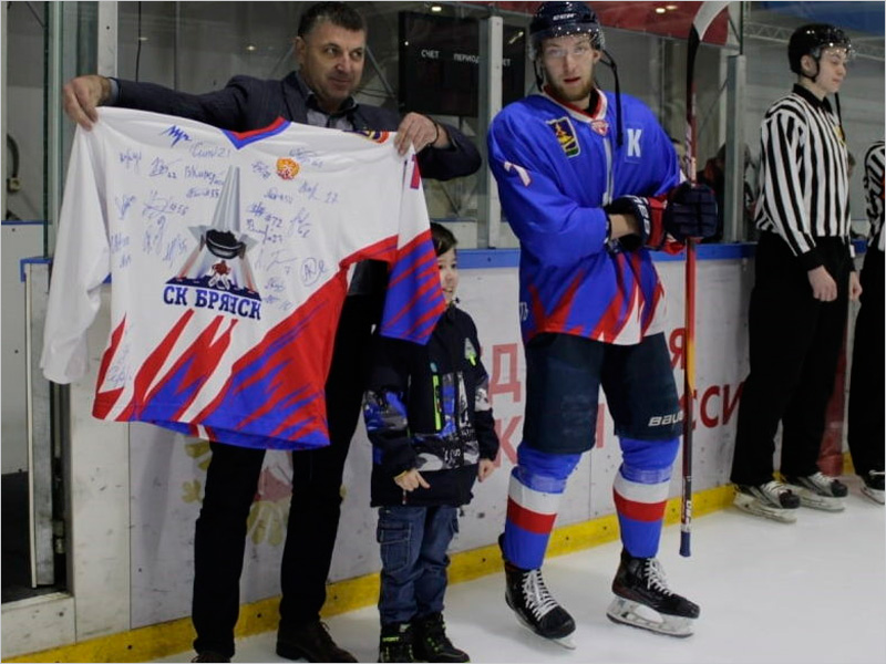 Хоккейный «Брянск» сделал подарок своему десятилетнему тяжело больному болельщику