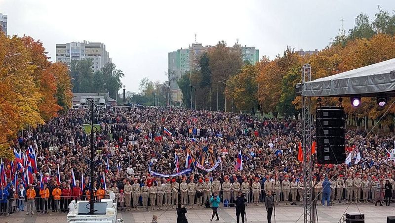 Митинг-концерт в Брянске вновь собрал на площади Воинской Славы около 20 тысяч человек