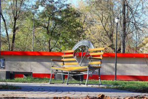 Плюс скамья: в Белых Берегах продолжается благоустройство парка имени Тодадзе