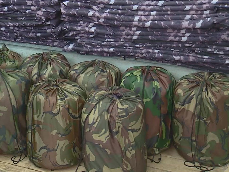 Дубровская швейная фабрика перепрофилировала производство под пошив спальных мешков для военных