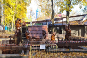 В парке-музее А.К. Толстого в Брянске деревянные скульптуры готовят к зиме