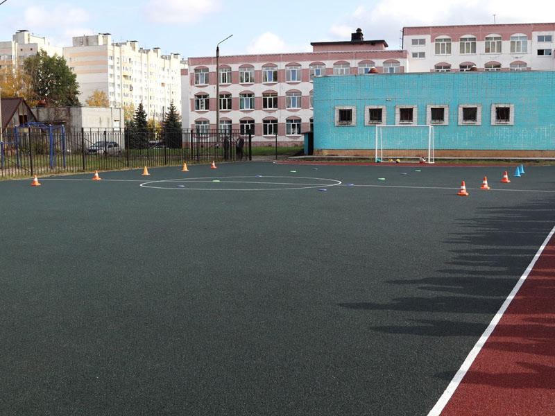 В Брянске в гимназии №1 открыли новую многофункциональную спортплощадку. За «народный» бюджет