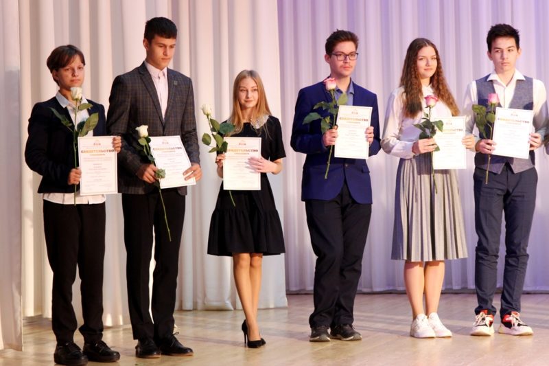 В Брянске вручили именные стипендии муниципалитета лучшим в учёбе, талантливым детям и активистам