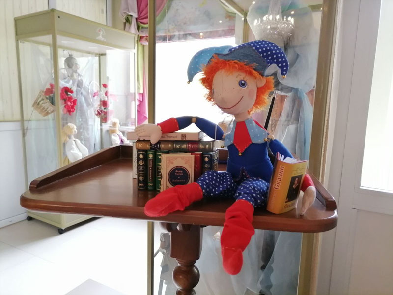 «На ладошке — книжка»: Брянский театр кукол задумал мини-библиотеку мини-книг