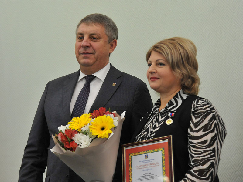 В Брянске в честь Дня учителя наградили лучших педагогов-2022