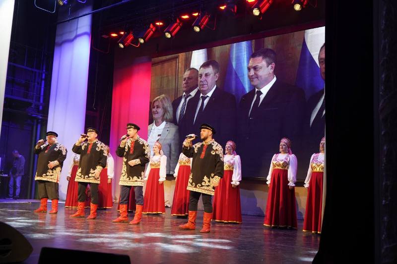 День народного единства в Брянске из-за ограничений отмечался только концертом  с половиной зала первых лиц