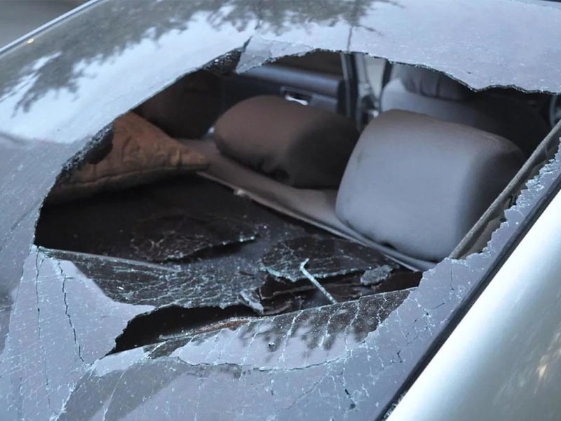 Житель Клетни кирпичом разбил машину такси в отместку за сбитую собаку