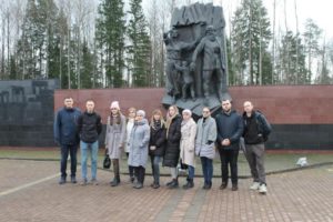 Работники Брянского автозавода посетили Мемориальный комплекс «Хацунь»