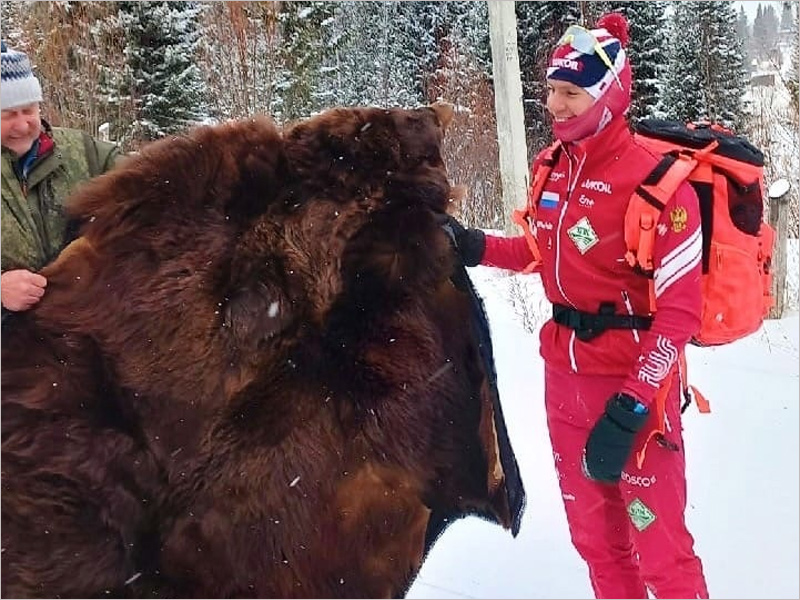 Преданный болельщик подарил Александру Большунову шкуру медведя и пригласил на охоту