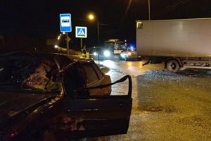 В Брянске фургон ударил «девяносто девятую» с 19-летним водителем за рулём