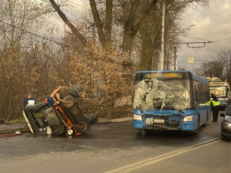 «Синий» автобус врезался в трактор около вокзала Брянск-Орловский