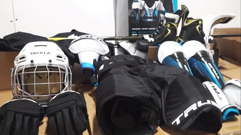 Брянская хоккейная школа получила экипировку для пятилетних игроков
