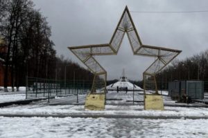 В Брянске на площади Воинской Славы начался монтаж открытого катка