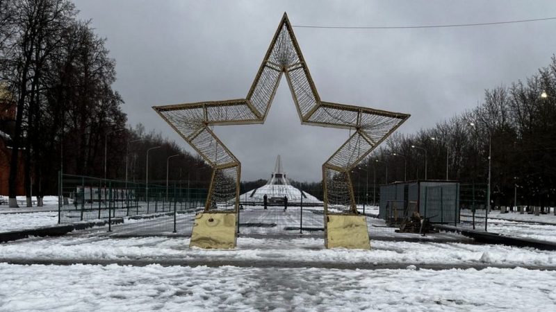 В Брянске на площади Воинской Славы начался монтаж открытого катка
