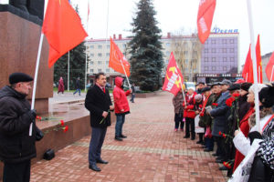 Брянские коммунисты отметили годовщину Октябрьской революции цветами к памятникам Ленину. И обвинениями властей в антисоветчине