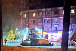 Сорвавший сроки подрядчик в Брянске перешёл на ночной режим асфальтирования