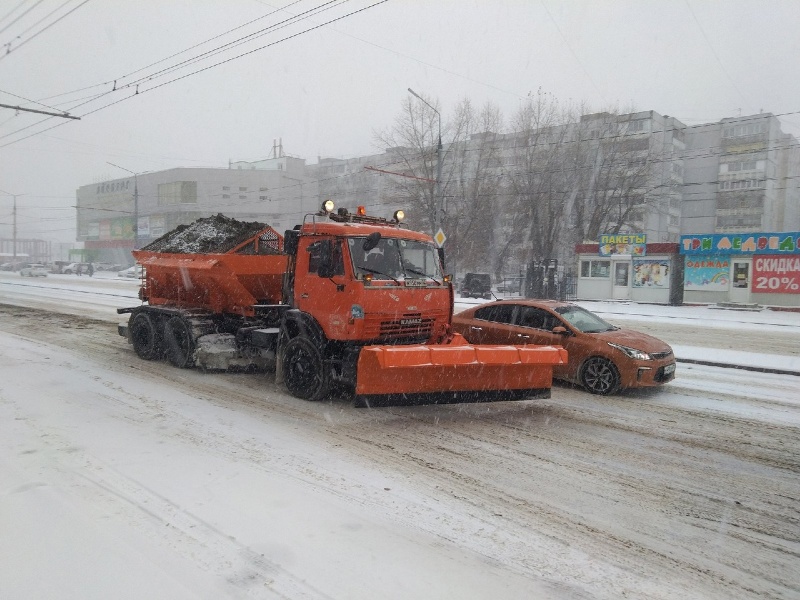 На Брянск обрушился снежный фронт. На дорогах работает снегоуборочная техника
