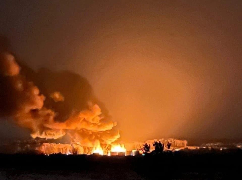 Резервуар с нефтью в Брянской области мог загореться из-за сброшенного боеприпаса – «Известия»