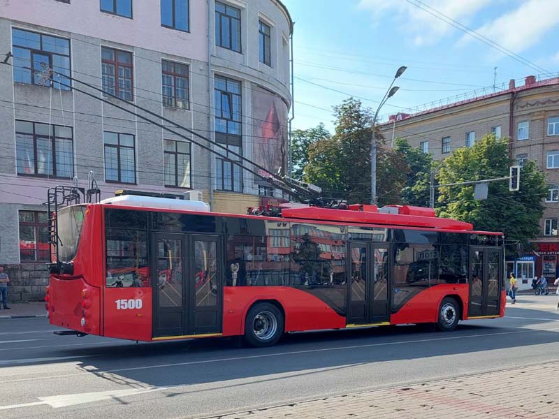 В Брянск прибыл юбилейный, десятый «красный» троллейбус. До конца года власти ждут ещё минимум семь