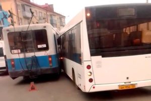 В массовом ДТП на Брянске-I «притерлись» троллейбус, автобус и иномарка. О пострадавших не сообщается