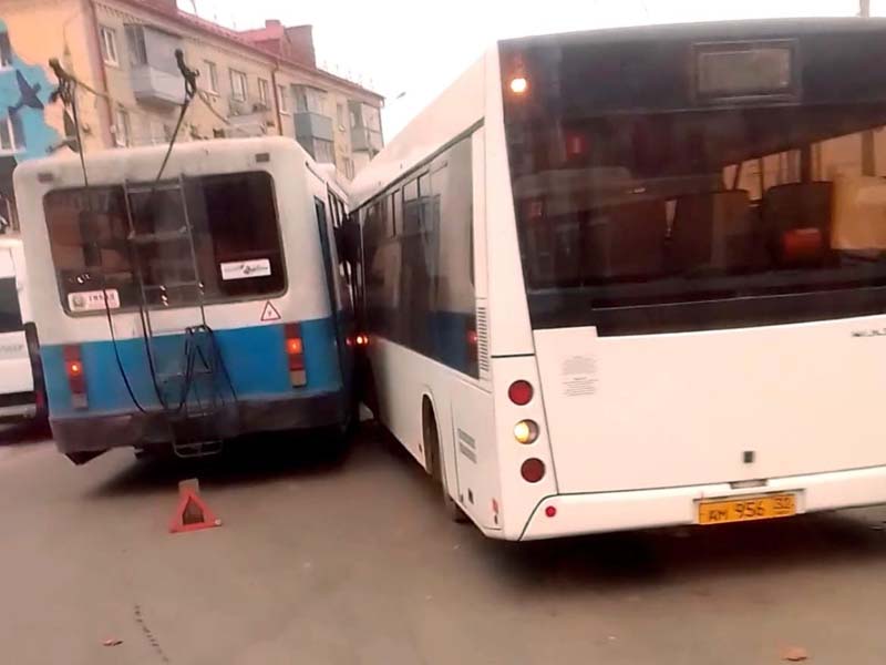 В массовом ДТП на Брянске-I «притерлись» троллейбус, автобус и иномарка. О пострадавших не сообщается
