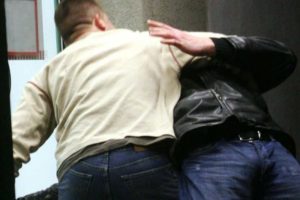 Брянский уголовник попытался «наскоком» выбить из жертвы 120 тысяч рублей. Не получилось
