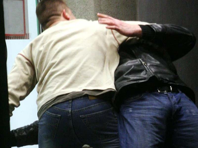 Брянский уголовник попытался «наскоком» выбить из жертвы 120 тысяч рублей. Не получилось