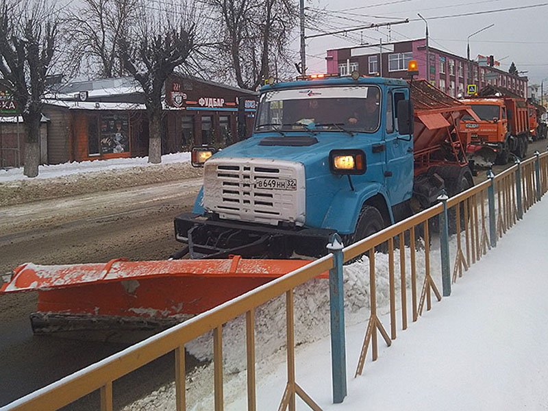 «Задел на будущий снегопад»: с улиц Брянска за три дня вывезли более 1300 тонн снега