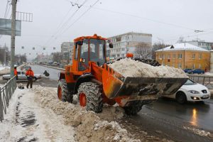 В Брянске после снегопада вывезли 780 тонн снега. Попытки «победить» гололед продолжаются