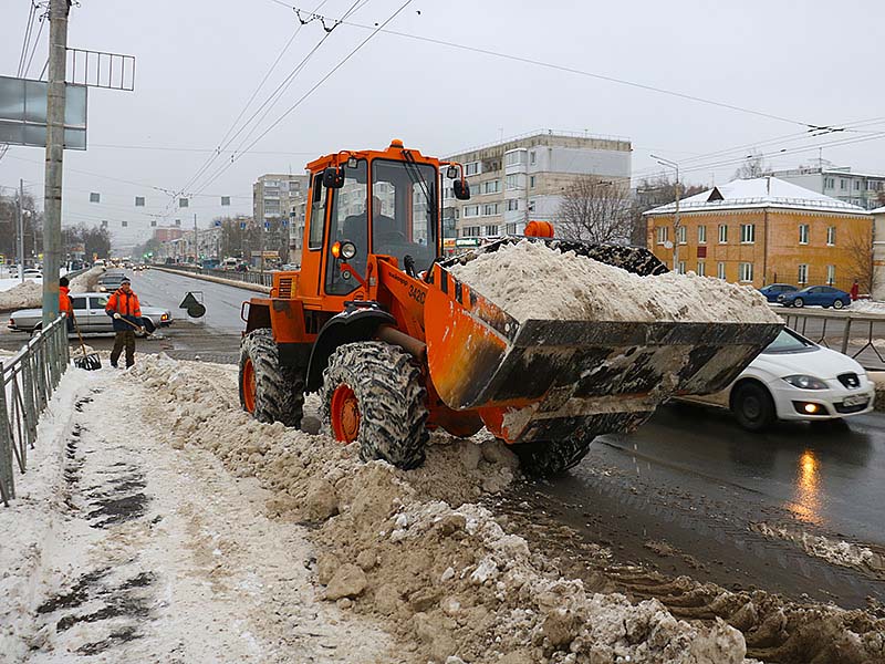 В Брянске после снегопада вывезли 780 тонн снега. Попытки «победить» гололед продолжаются