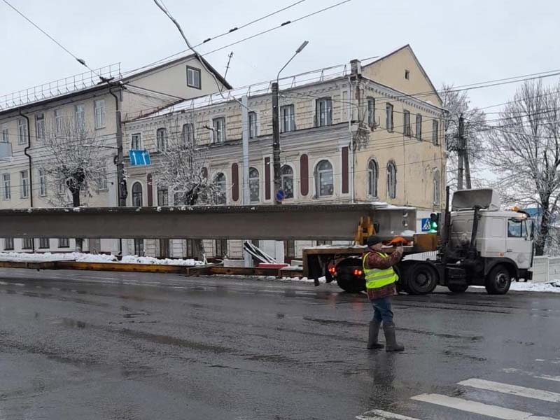 На Славянском мосту в Брянске укладывают очередной пролёт