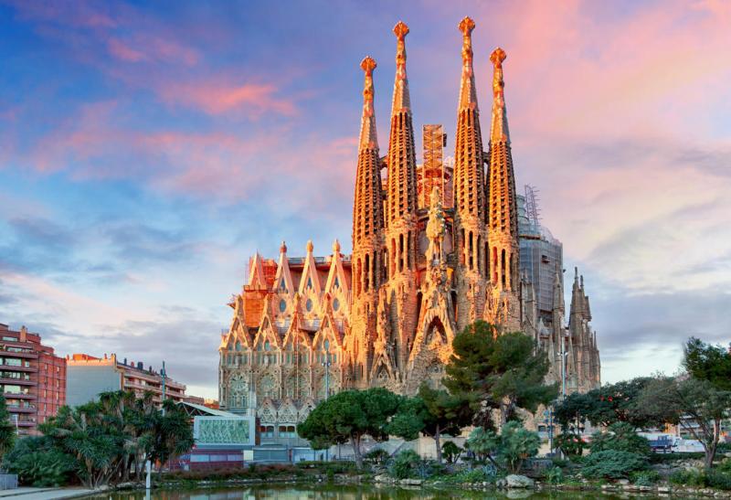 Из истории долгостроев: в Барселоне спустя 140 лет достроили две башни собора Sagrada Família