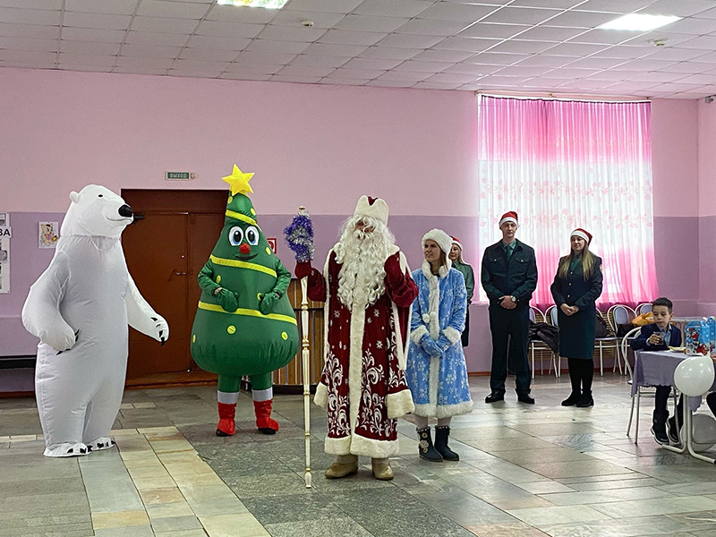 Брянские таможенники поздравили с Новым годом воспитанников подшефного интерната