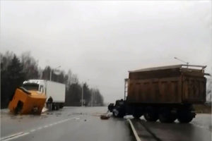 На брянской дороге после столкновения с фурой у грузовика оторвало кабину. Водители живы