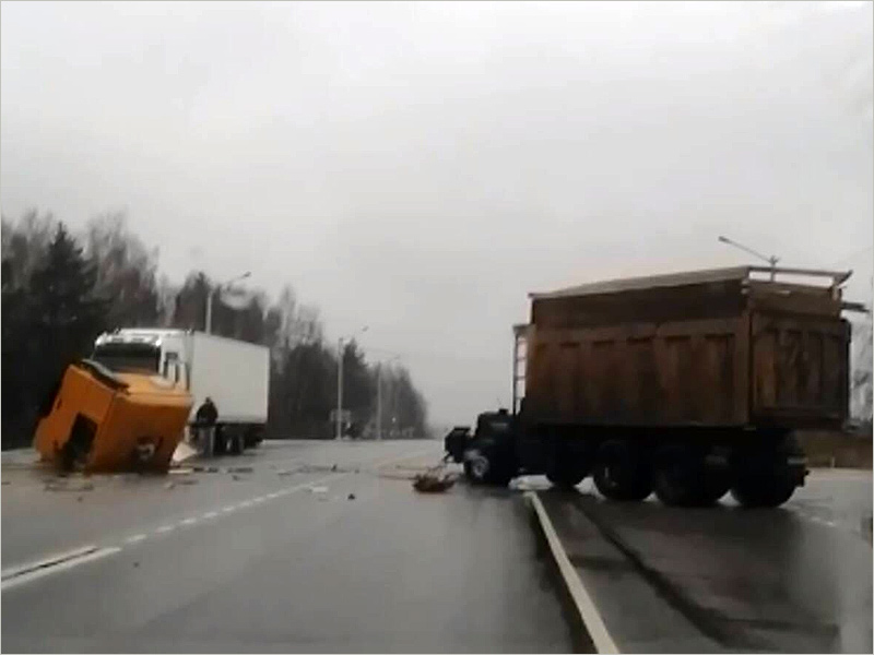 На брянской дороге после столкновения с фурой у грузовика оторвало кабину. Водители живы
