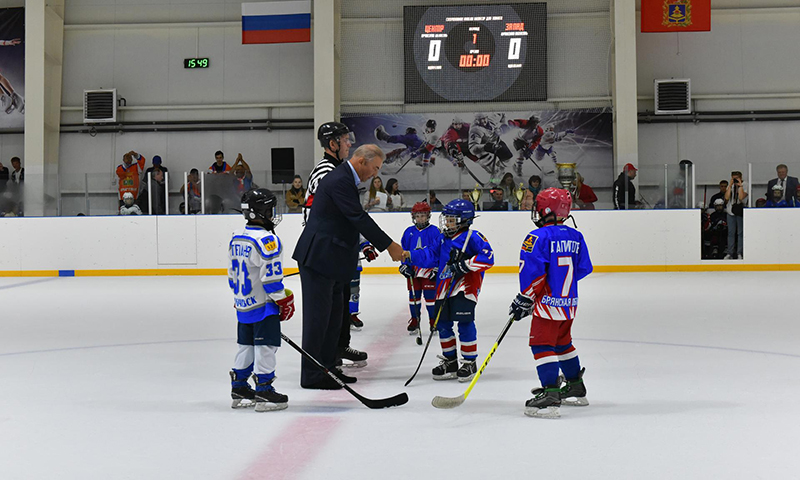 Детские хоккейные секции всех брянских ледовых дворцов будут обеспечены бесплатной экипировкой