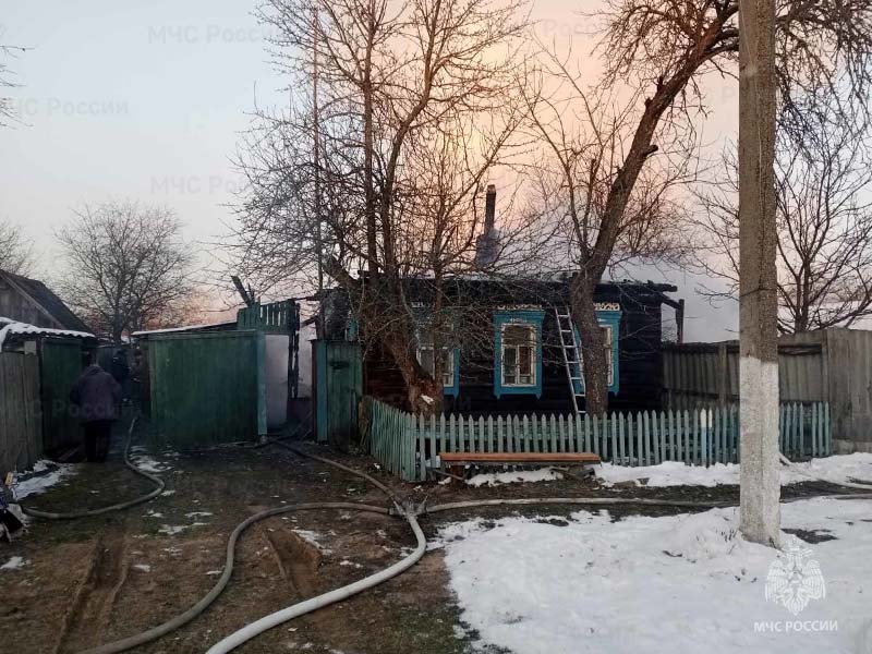 В поселке под Климово сгорел жилой дом, пострадавших нет
