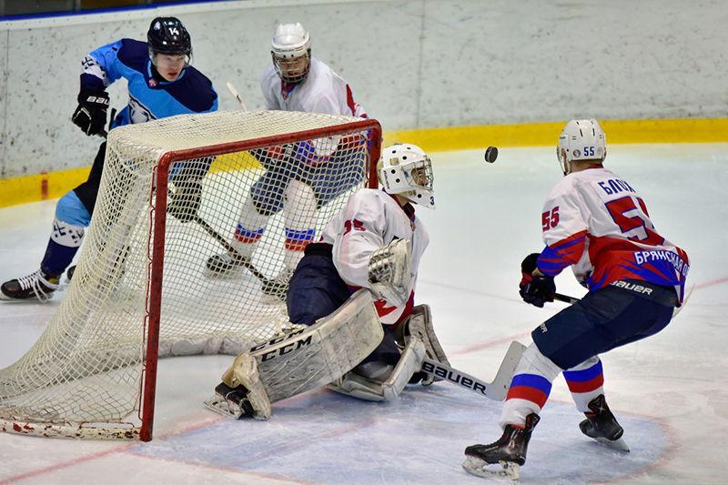 Хоккейный «Брянск» начал второй круг дележом очков за Полярным кругом