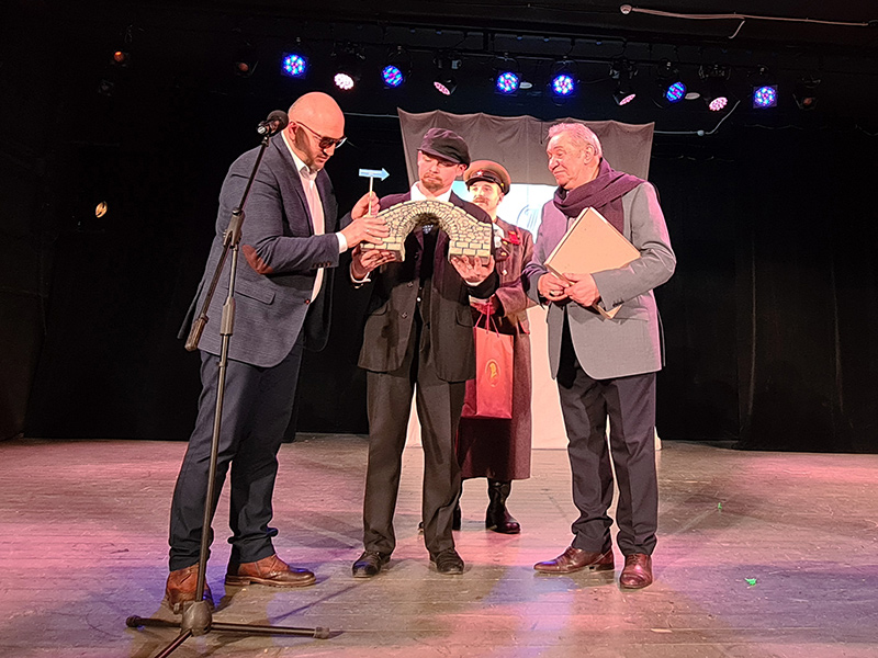 Артисты брянского драмтеатра поздравили своих орловских коллег с юбилеем
