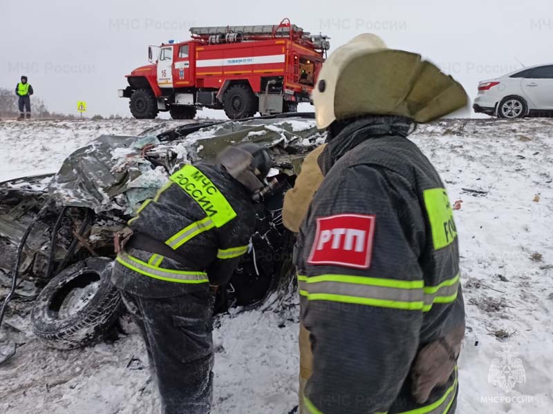 В Брянской области под Новозыбковом фура снесла две «легковушки». Три человека погибли
