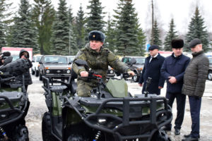 Брянский губернатор передал военным частям 55 автомобилей «Нива» и квадроциклов