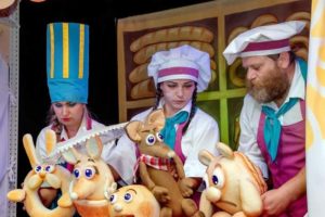 Горловский театр кукол покажет брянским зрителям необычного «Колобка» и историю о домовёнке