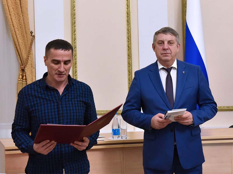 Брянский губернатор Александр Богомаз вручил паспорта граждан России жителям ДНР