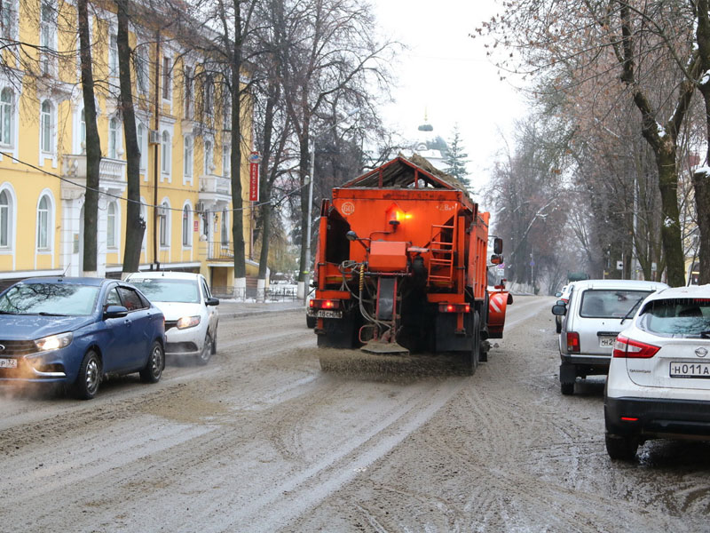 С начала недели на улицы Брянска высыпали 800 тонн пескосмеси. Мимо тротуаров