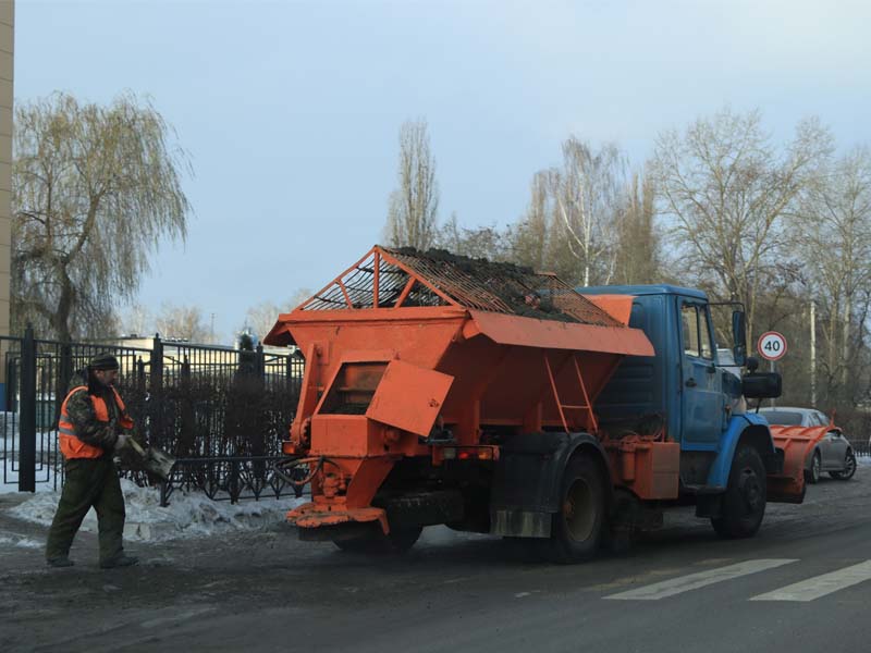 На расчистку Брянска от снега бросили 75 машин и почти 150 сотрудников дорожного управления
