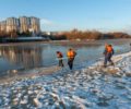 Брянские спасатели отработали приемы спасения людей на зимних водоёмах