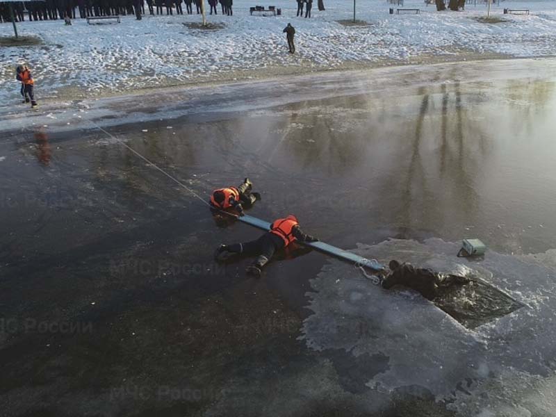 Брянские спасатели отработали приёмы спасения людей на зимних водоёмах