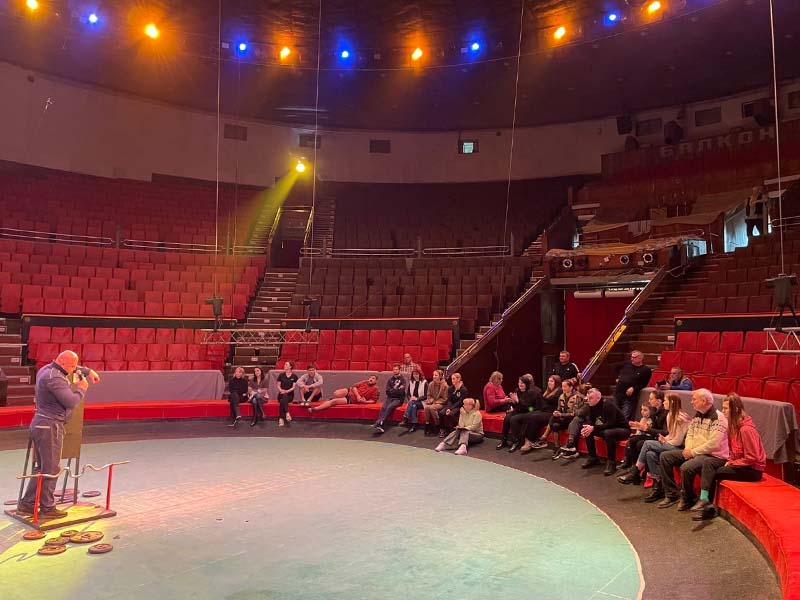 В Брянском цирке соревнования по поднятию штанги выиграли гимнастка и джигит